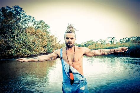  Xavier Rudd Helsingissä: Kolumbialainen Pop-Supertähti Lumoaa Musiikillaan Ja Kierrättää Muovia?